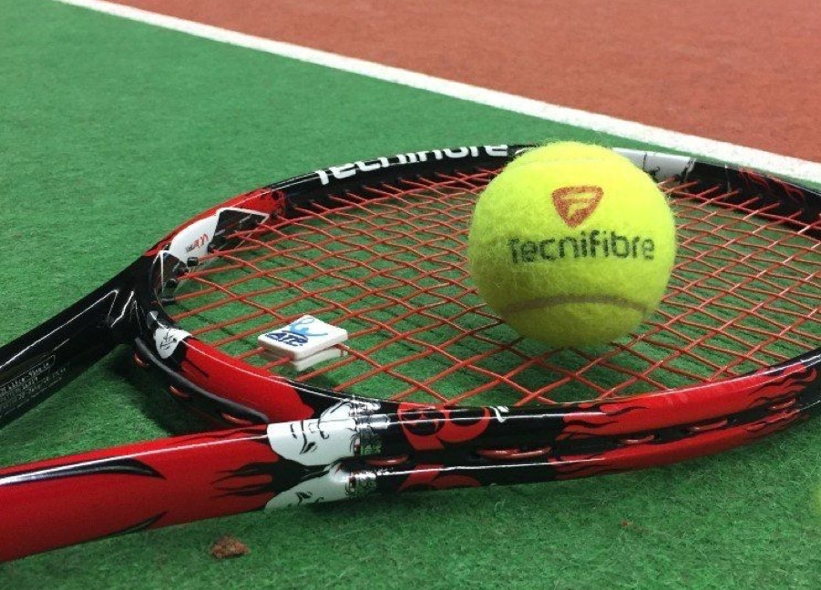 Jefra Sport is specialist in het bespannen van badminton rackets en tennis rackets. Met hoogwaardige snaren worden de rackets afgestemd op jouw persoonlijke speelstijl.